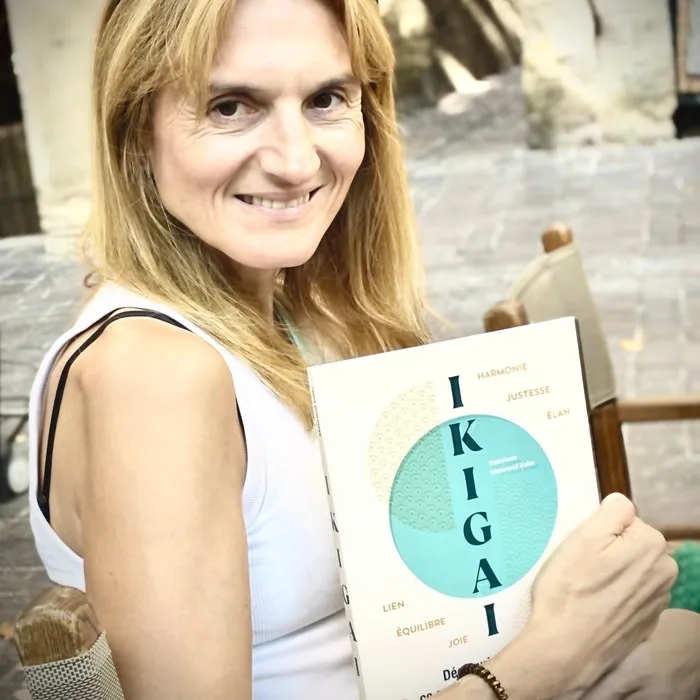 Kathleen Maurand Soler, souriante, tenant son livre Ikigaï